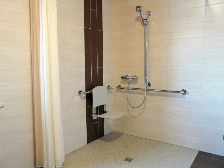 Barrierefreie Badezimmer Duschecke mit Duschklappsitz ORG